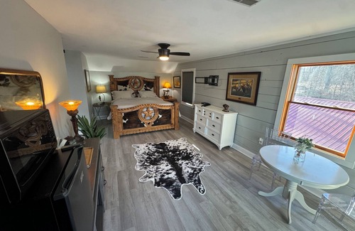 Lebanon Cabin | Charming Cozy Cabin Studio Close to Nashville with Great Tennessee Views