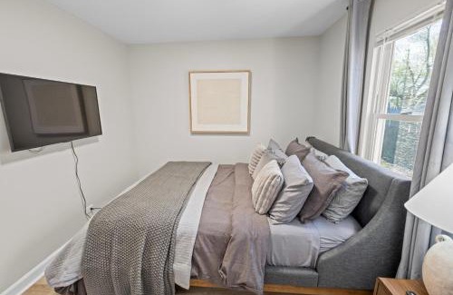 North Shore Apartment | Charming Crystal Lake Retreat