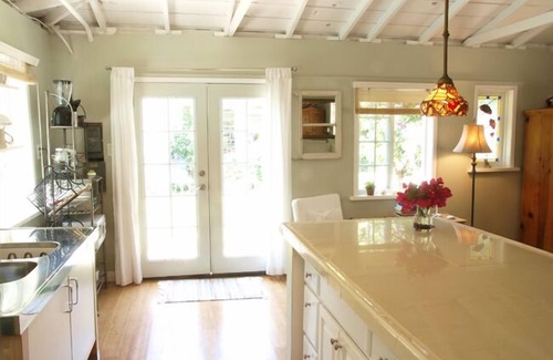 Clarkdale Apartment | Charming Culver City Cottage w/Shared Pool+garden