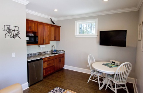 Saint Helena Island Apartment | Charming Custom Carriage House on 40 Acres! Only 5 minutes to Beaufort's Bay St.