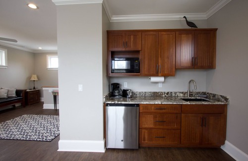 Saint Helena Island Apartment | Charming Custom Carriage House on 40 Acres! Only 5 minutes to Beaufort's Bay St.