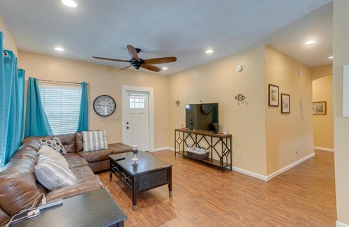 Darien House | Charming Darien Hideaway with Porch, Near Downtown!