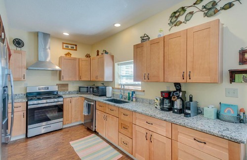 Darien House | Charming Darien Hideaway with Porch, Near Downtown!