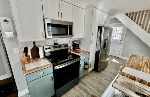 Buechel House | Charming Derby City Rental - 3-bedroom house Sleeps up to 7, WiFi in Louisville.