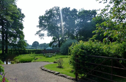 Uckfield Cottage | Charming detached cottage in peaceful, rural setting with woodland & ponds