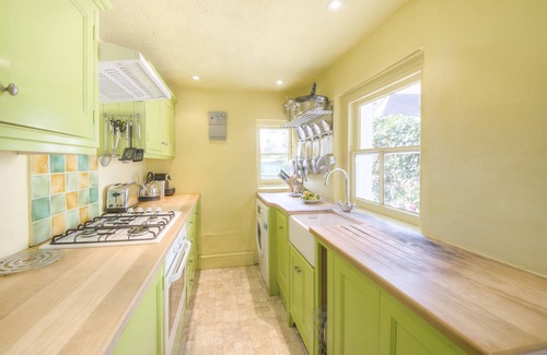 Arundel Cottage | Charming dog-friendly cottage in historic Arundel!