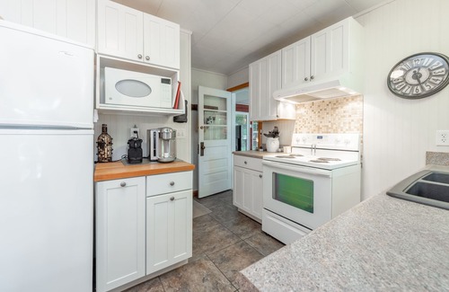 Thayerville House | Charming Dog Friendly Cottage w/Dock & Fire Pit