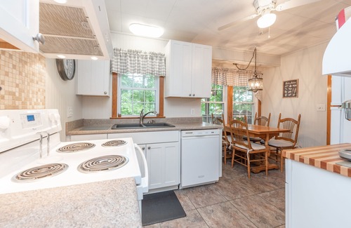 Thayerville House | Charming Dog Friendly Cottage w/Dock & Fire Pit