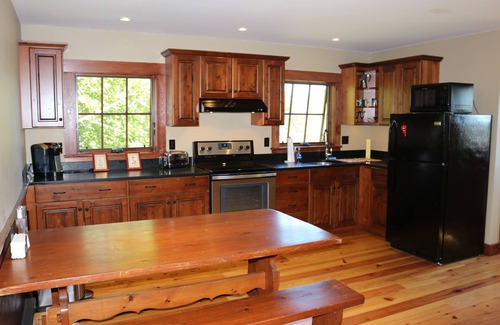 Waldoboro House | Charming Dog Friendly MidCoast Maine Coach House - Great WiFi, Clean & Cozy
