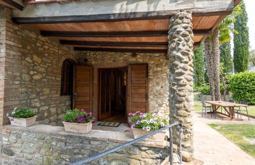 Ponte di Gabbiano Cottage | Charming double bedroom in cottage in enchanting Monteaperti with WiFi, AC