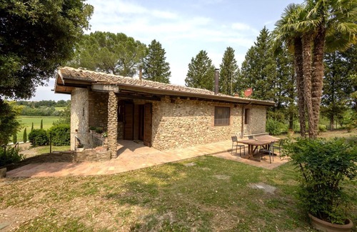 Ponte di Gabbiano Cottage | Charming double bedroom in cottage in enchanting Monteaperti with WiFi, AC