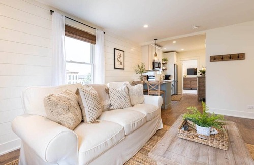 West Dundee Apartment | Charming Downtown Farmhouse Apartment #4