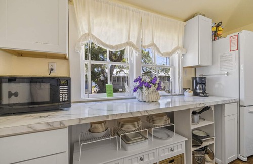 Cedar Key Cottage | Charming Downtown Island Cottage close to City Park Beach. Sleeps four.