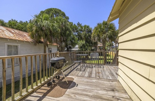 Cedar Key Cottage | Charming Downtown Island Cottage close to City Park Beach. Sleeps four.