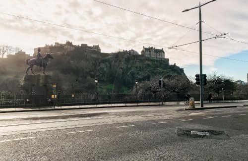 Haymarket Apartment | Charming Edinburgh Apartment KEYWORKS CONTRACTERS BUSINESS TRAVELLERS ECT ECT