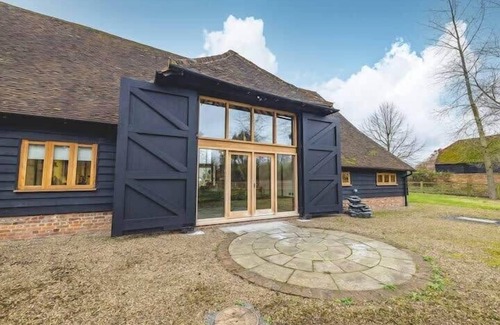 Bray on Thames Apartment | Charming Family Barn in Dorney