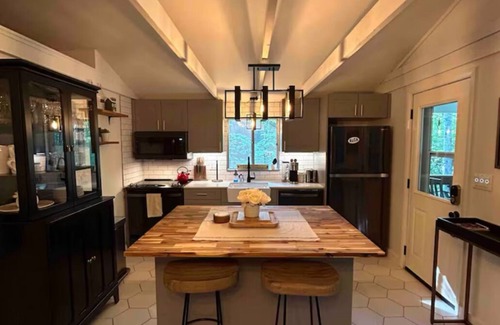 Thornhurst House | Charming Family Friendly 3-bedroom house in Pleasant Arrowhead Pocono Lake