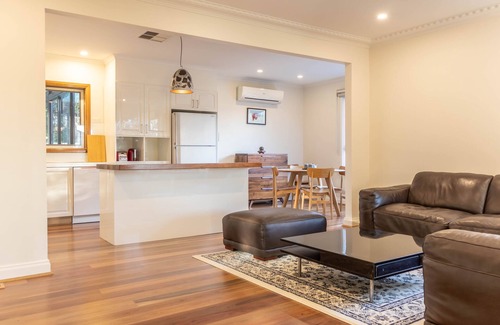 Glen Waverley House | Charming Family Home near Glen w AMAZING TEAHOUSE