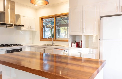 Glen Waverley House | Charming Family Home near Glen w AMAZING TEAHOUSE