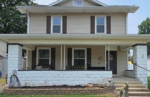 Washington House | Charming Family Retreat: Walk to Downtown, Movie Theater & More!