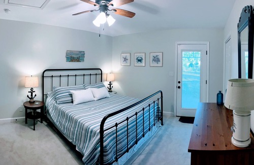 Colonial Beach House | Charming Family Friendly Three Bedroom House in the heart of The Point