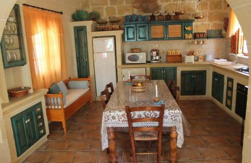 Santu Pietru House | Charming Farmhouse in Gharb