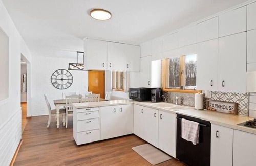 East Palmyra House | Charming Farmhouse Retreat ~ King Suite