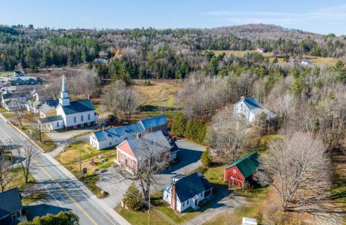 East Burke House | Charming Farmhouse Walk to Village and Trails!