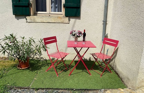 Gournay Cottage | Charming farmhouse with private garden and pond, perfect for exploring Berry