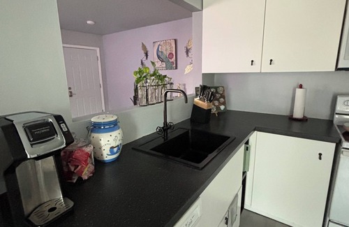 Aurora House | Charming Feathers Theme Home, King Bed, 2-bedroom house in Aurora with WiFi