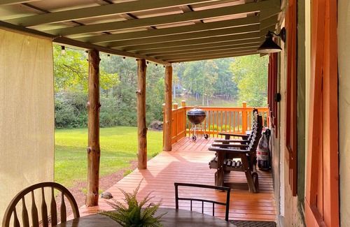 Lilburn Cabin | Charming Fishing Cabin w/lake view near Stone Mountain