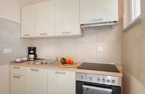 Mali Maj Apartment | Charming flat just 800 metres from the beach with pool, barbecue area, washing machine