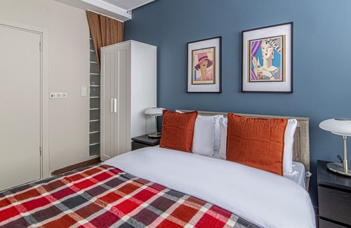 Gayrettepe Apartment | Charming Flat with Backyard Close to Zorlu Center