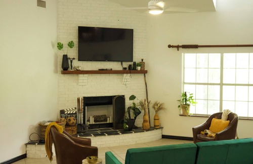 Chuluota Other | Charming Forest Farmhouse: Nature Lover paradise - Grazing cow field