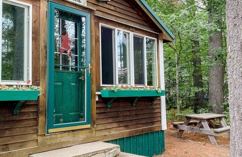 Center Conway Cottage | Charming, Four Season, Mountain View, Lakeview Cottage