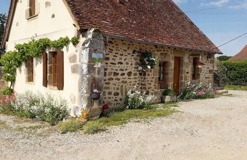 Bourbon-l'Archambault Cottage | Charming Restored Farmhouse with Pond View, BBQ, Play Area, and Fishing Included