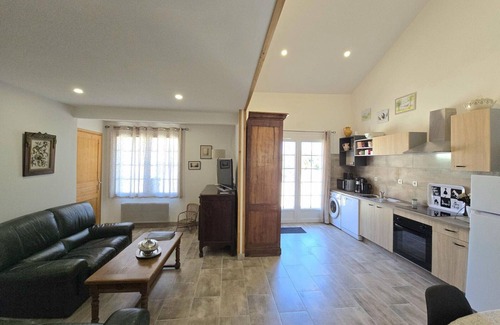 Lamonzie-Saint-Martin Cottage | Charming Cottage in Purple Périgord with Wifi and Private Terrace
