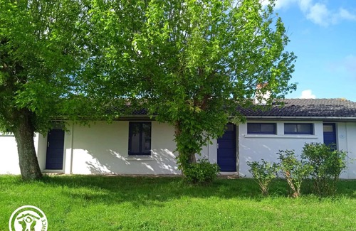 Saint-Michel-en-l'Herm Cottage | Charming Coastal Cottage for 2 near Beaches and Marais Poitevin