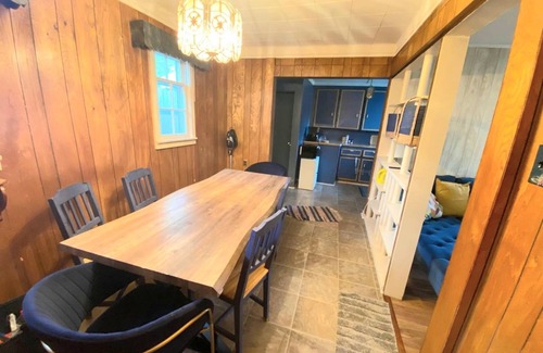 Brantford House | Charming fully-furnished house in a serene neighbourhood w/greenery and lakes.
