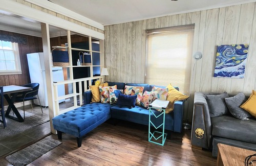 Brantford House | Charming fully-furnished house in a serene neighbourhood w/greenery and lakes.