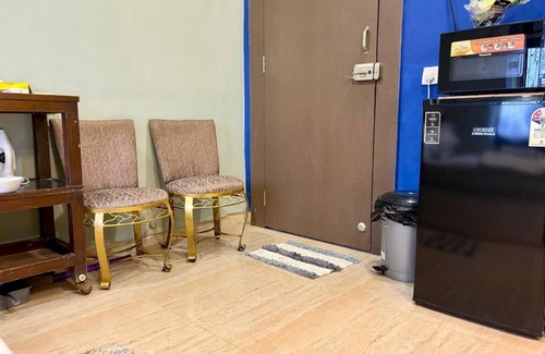 Bandra West Apartment | Charming Fully Furnished Studio at Hill Road, Bandra West.