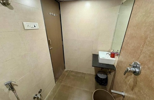 Bandra West Apartment | Charming Fully Furnished Studio at Hill Road, Bandra West.