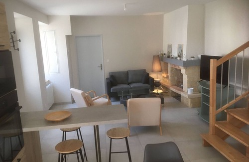 Dun-sur-Auron Cottage | Charming Gîte in Dun-sur-Auron: 3BR, Close to Shops, Cozy Courtyard, Garage Included