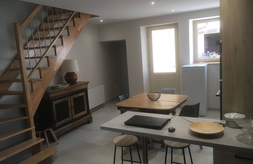 Dun-sur-Auron Cottage | Charming Gîte in Dun-sur-Auron: 3BR, Close to Shops, Cozy Courtyard, Garage Included