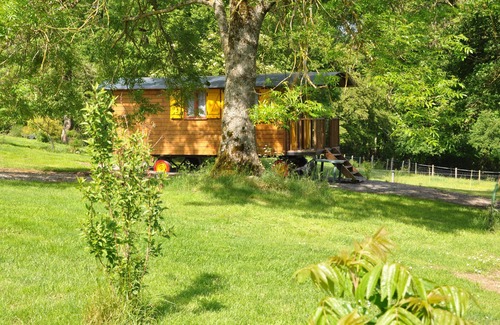 Peyrat-la-Noniere House | Charming Genoese caravan in Peyrat La Nonière on estate with castle and pond