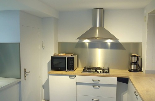 Castelnau-le-Lez Apartment | Charming gîte with large swimming pool, surrounded by vineyards, close to beaches.