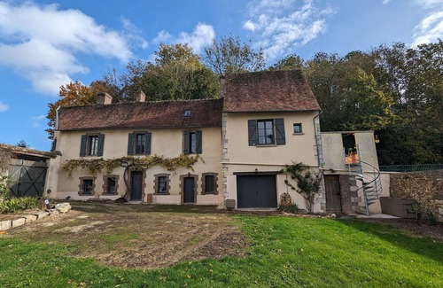 Chateau-Renard Cottage | Charming Gîte in Medieval Town with Private Garden and Nearby Historic Sites