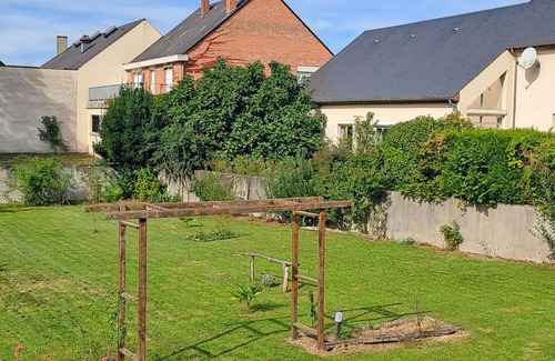 Chateau-Renard Cottage | Charming Gîte in Medieval Town with Private Garden and Nearby Historic Sites