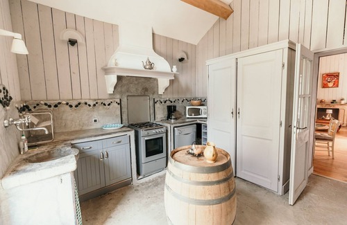 Nezignan-L'Eveque Apartment | Charming gîte on the edge of vineyards