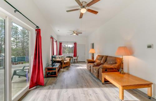 Grants Pass House | Charming Grants Pass Cottage with Patio and Gas Grill!